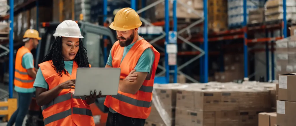profesionales implementando un WMS en un centro logístico