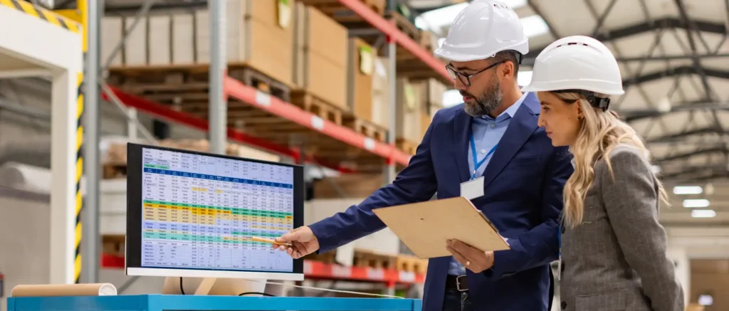 trabajadoras utilizando lector de códigos como parte de un sistema WMS