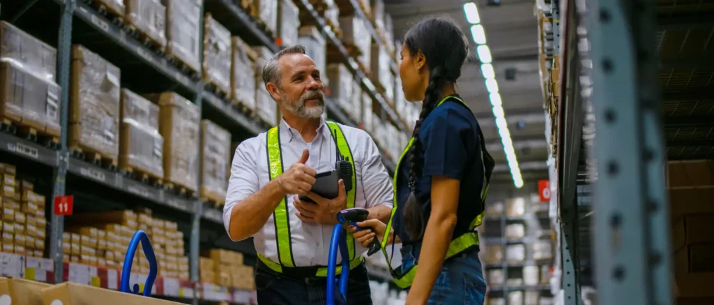 especialista gestionando datos con tecnología RFID