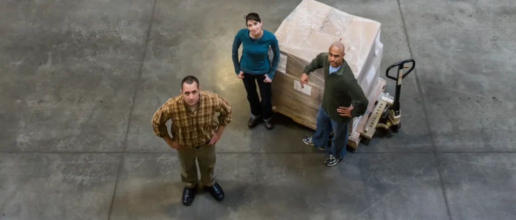 Empleados mejorando la logística de su empresa con una gestión eficiente de cargas y transporte