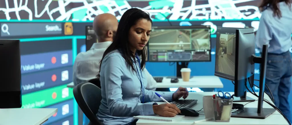 Centro de control logístico que muestra cuándo una empresa necesita un TMS para gestionar transporte en tiempo real