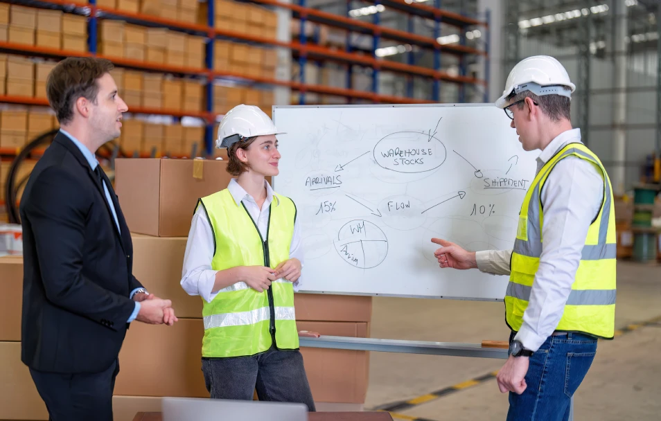Profesionales de consultoría logística supervisando la cadena de suministro en un puerto de carga.
