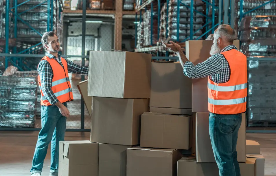 Operario manejando montacargas para la gestión de almacenes para pymes de forma eficiente.